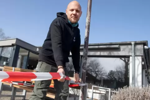 Weiterhin Absperrungen erforderlich: Boris Rentschler an seinem Lokal beim Flaggenmast. 