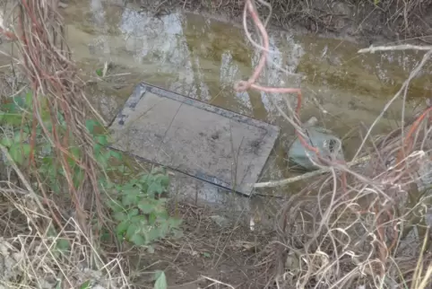 Wahrlich kein schöner Anblick: ausrangierte Technikgeräte und anderer Müll im Wasser. 