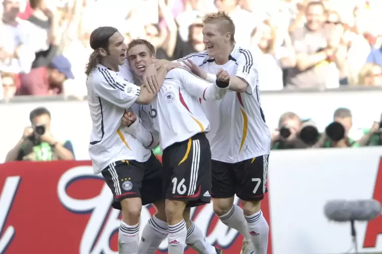  Torsten Frings (links) und Bastian Schweinsteiger (rechts) begl&uuml;ckw&uuml;nschen Philipp Lahm, den Sch&uuml;tzen des ersten Tors der WM 20