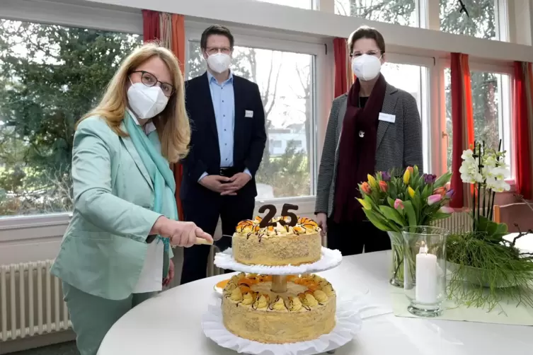 Kleine Jubiläumsfeier: Hospizleiterin Sabine Seifert, Vorstandsmitglied Dietmar Kauderer und Vorsitzende Oberin Isabelle Wien. 