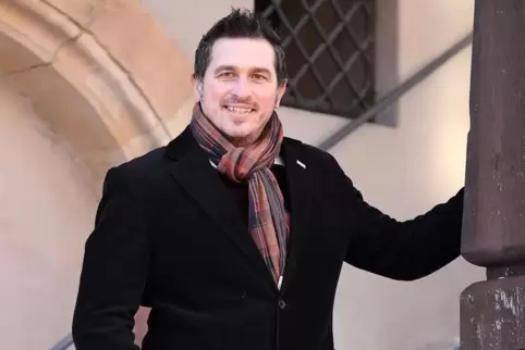 An einem seiner Lieblingsorte: Patrick Kunz vor dem Alten Rathaus in Schifferstadt.
