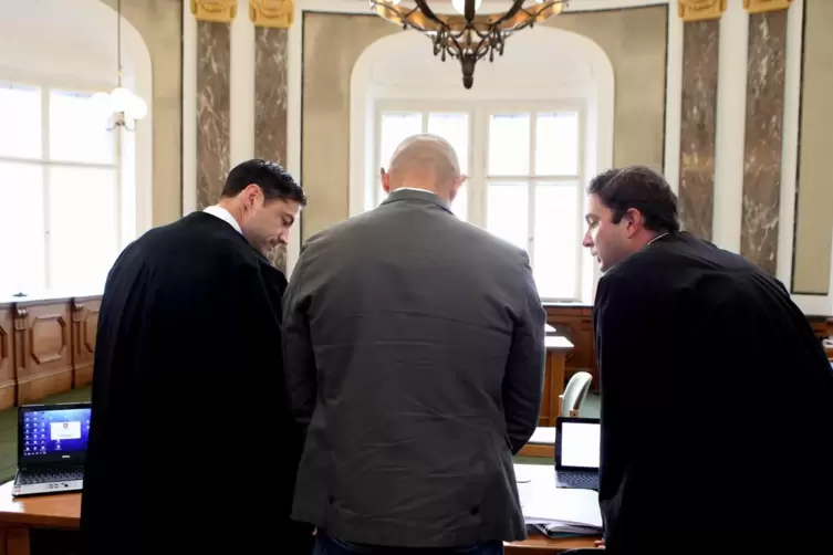 Stand im Herbst 2014 in Landau vor Gericht: Serien-Bankräuber mit seinen Anwälten. 