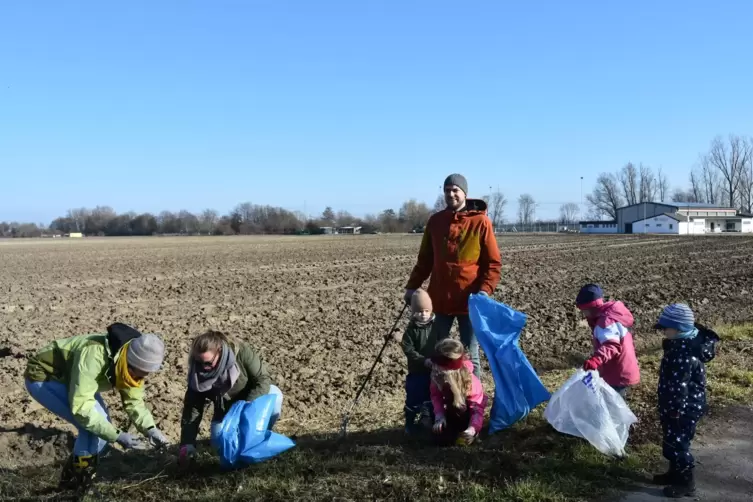 Klein und Groß, Hand in Hand: Beim Dreck-Weg-Tag in Dannstadt-Schauernheim machen rund 100 Bürger mit und sammeln Müll. 