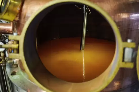 Ungewöhnlicher Inhalt: Bier in einer Verschlussbrennerei der Destillerie von Thomas Sippel.