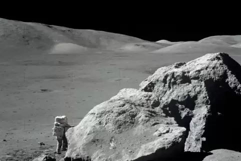 Dezember 1972: Astronaut Harrison „Jack“ Schmitt untersucht bei der Mission Apollo 17 einen Felsen auf dem Mond. Es war das bis 