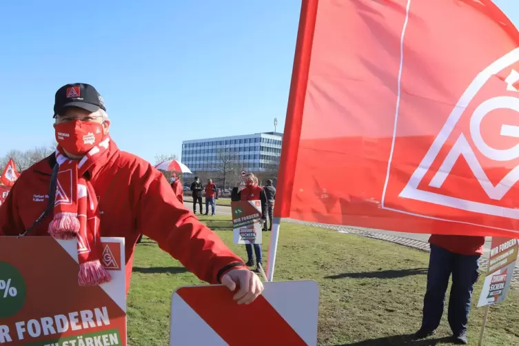 Rote Fahne weht am Eingang zum Daimler-Werksgel&auml;nde.