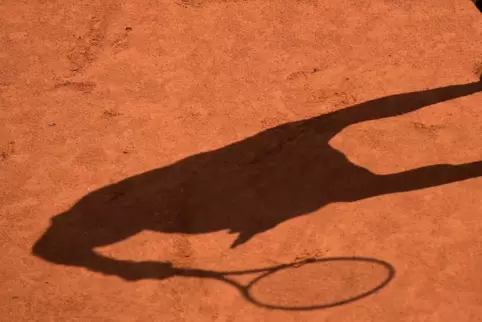 Bevor die Tennisspieler draußen wieder um Punkt, Satz und Sieg spielen können, müssen erst noch die Plätze hergerichtet werden.