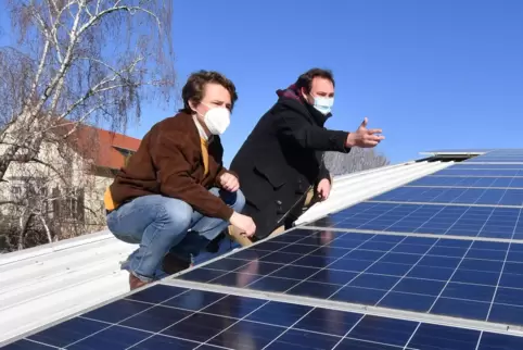 Winzer Hans-Christoph Stolleis (links) mit Energieberater Christian Persohn an der Solaranlage auf dem Dach des Weinguts.