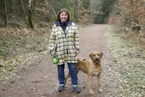 Mag Spaziergänge im Wald rund um den Bännjerrück: Brigitta Röthig-Wentz. Hund Max ist meistens dabei.