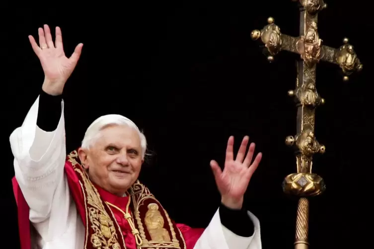April 2005: Der neugewählte Papst Benedikt XVI. grüßt die Gläubigen vom Balkon des Petersdoms im Vatikan. 