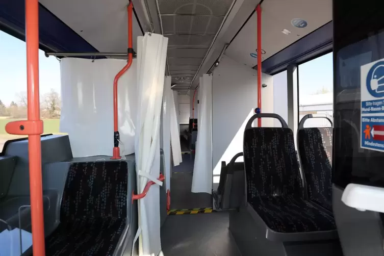 Der Impfbus hat Platz f&uuml;r drei Impfkabinen. 