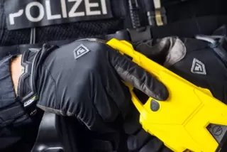 Polizist mit Taser.