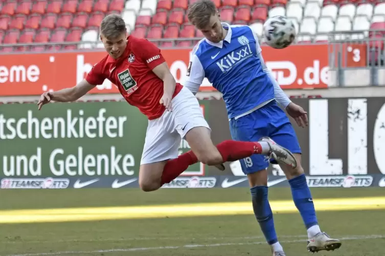 Im Drittliga-Abstiegskampf braucht der 1. FC Kaiserslautern dringend Punkte – hier ist FCK-Angreifer Elias Huth (links) im Zweik