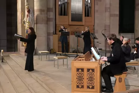 Sopranistin Anabelle Hund, an der Truhenorgel Domkantor Joachim Weller, Barockensemble L’arpa festante. 