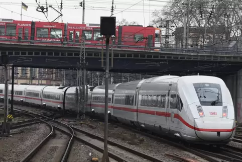 Der ICE 4 hat einen großen Teil des über Mannheim laufenden ICE-Verkehrs übernommen. Ab Juni wird hier auch die extralange Versi