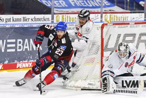 Wendig und trickreich: Adler-Stürmer Taylor Leier, einer der besten Adler gegen Nürnberg.