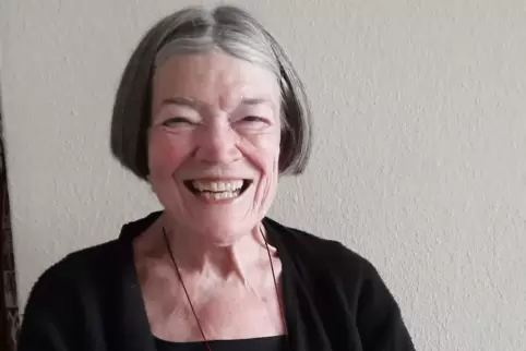 Elke Schwang ist heute 79 Jahre alt und hat viele Erinnerungsstücke an die Nachkriegszeit aufbewahrt.