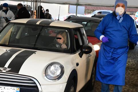 Französische (Foto) und deutsche Grenzgänger rollen mit ihren Autos durch das Testzentrum. 