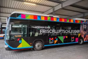 Ein Brennstoffzellenbus der Wiesbadener Nahverkehrsgesellschaft, der mit Wasserstoff als Antriebsenergie fährt. Ein Brennstoffzellenbus der Wiesbadener Nahverkehrsgesellschaft, der mit Wasserstoff als Antriebsenergie fährt.