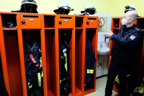 Hauptbrandmeister Uwe Neumann zeigt die neuen Feuerwehrspinde, die ihren Platz im bisherigen Ortsrats-Sitzungssaal gefunden habe Hauptbrandmeister Uwe Neumann zeigt die neuen Feuerwehrspinde, die ihren Platz im bisherigen Ortsrats-Sitzungssaal gefunden habe