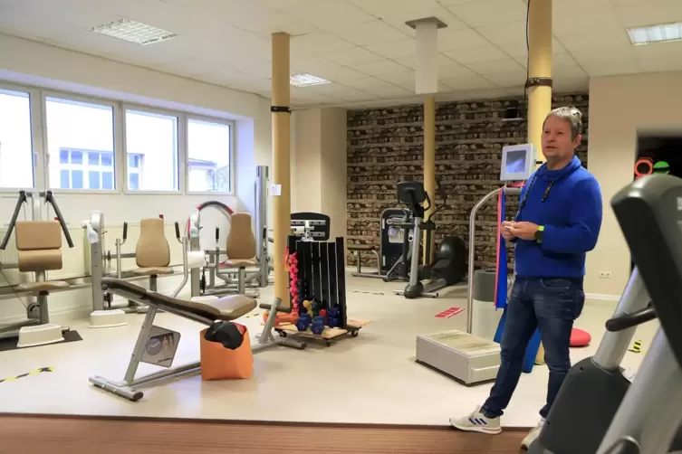 Thomas Waldmann steht im frisch renovierten Trainingsraum.