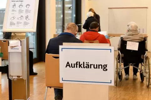 Aufklärung soll es nicht nur vor der Impfung geben, sondern auch bei der Frage, was mit übrig gebliebenen Impfdosen passiert. Aufklärung soll es nicht nur vor der Impfung geben, sondern auch bei der Frage, was mit übrig gebliebenen Impfdosen passiert.