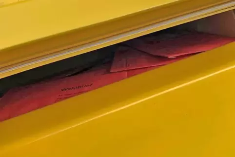 Rote Umschläge im gelben Briefkasten – dieses Bild hat sich RHEINPFALZ-Leser Thomas Seidenspinner am Montag am Falterplatz gebot