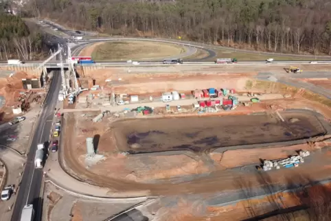 So präsentiert sich die Baustelle für das sogenannte „dritte Ohr“ an der Autobahn 6 bei Homburg aus der Vogelperspektive. So präsentiert sich die Baustelle für das sogenannte „dritte Ohr“ an der Autobahn 6 bei Homburg aus der Vogelperspektive.
