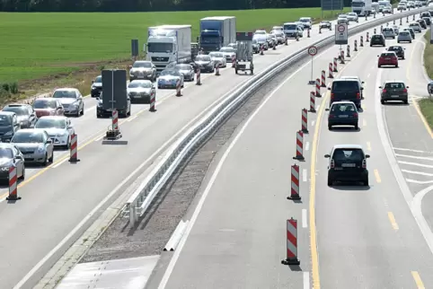 Auf der A 65 Richtung Karlsruhe wird wieder gebaut. 
