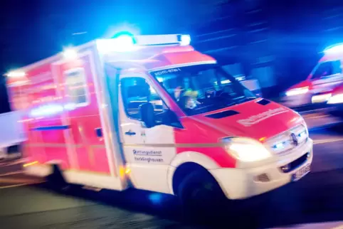 Der Mann wurde in ein Krankenhaus gebracht. 