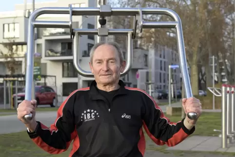 Der 82-jährige Horst Panzner kräftigt an einem Gerät im Seniorenparcours nahe der Parkinsel regelmäßig seine Muskulatur. Trotz s