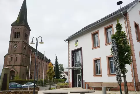 Der Dorfmittelpunkt in Hermersberg – hier mit Rathaus und Kirche – wird neu gestaltet.