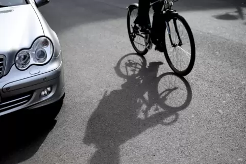 Radfahren erlebt in Coronazeiten einen neuen Beliebtheitsschub. Aber die Begegnungen mit dem Autoverkehr bergen etliche Risiken.