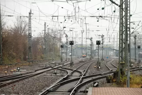 Die Strecken von Germersheim und von Karlsruhe nach Wörth (Foto) sind elektrifiziert, der Abschnitt zwischen Wörth und Neustadt 