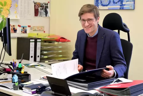 Neuer Schreibtisch ist schon gut gefüllt: Felix Kirschbacher bei der Arbeit.