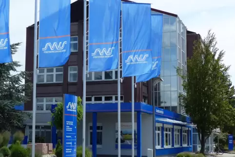 Blaue Flaggen vor grünem Unternehmen: Zentrale der Stadtwerke im Speyerer Süden. 