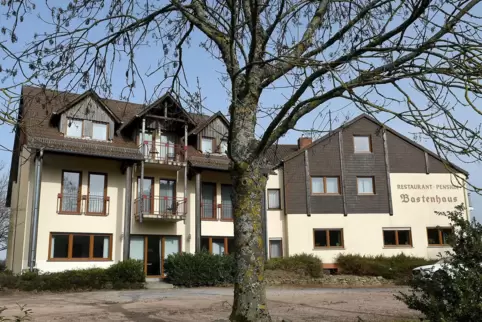 Corona macht erfinderisch: Patrick Stollhof, Inhaber des Hotel-Restaurants Bastenhaus, bietet Gläser mit Gerichten aus regionale