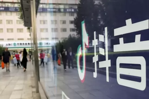 Werbung für die Videoplattform Tiktok in der Wangfujing Straße in Beijing.