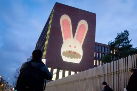 Folge dem Kaninchen: Projektion auf der Fassade der BND-Zentrale in Berlin.