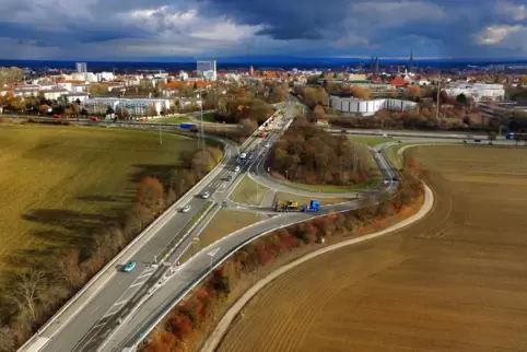 Blick aufs „Dudenhofer Kreuz“ von B9 und B39: Eine B9-Abfahrt soll ab nächster Woche gesperrt werden. 