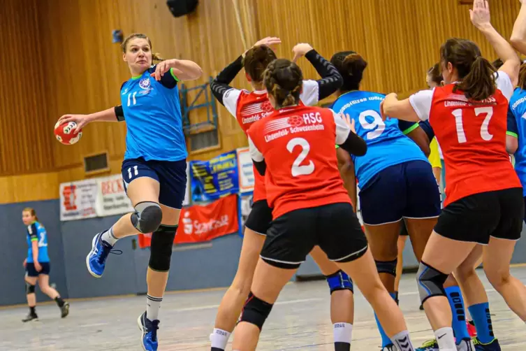 Die HR-Spielerin Johanna Ebel (links, am Ball) kennt Bj&ouml;rn Dinger bereits aus seiner Zeit in Friesenheim. Auch Sabrina Gassen, A