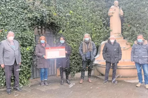 Corona-konforme Freude über die erreichte Spendensumme (von links): Klaus Huter, Petra Zaczkiewicz, Heike Kuhly, Thomas Fuhlrott