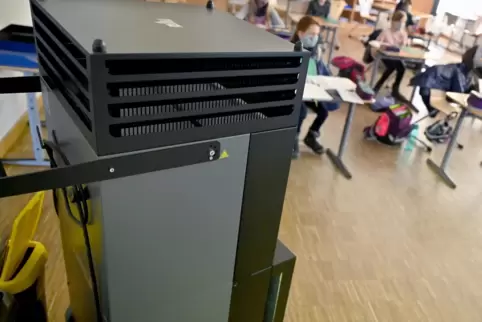 Ein Luftreiniger in einer Schulklasse.