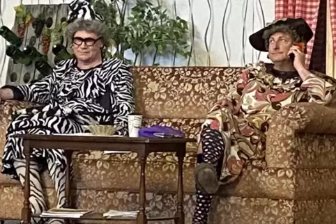 Geduldiges Warten am Set: Martin Rassau (links) und Volker Heißmann als fränkisches Witwen-Duo Waltraud und Mariechen haben es s