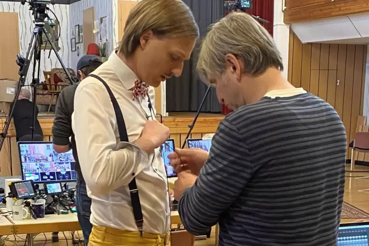 Auch das Anbringen der Ansteckmikros braucht seine Zeit &ndash; Boris Stijelja (links) in der Rolle des kroatischen M&uuml;ndels Ninoslav V