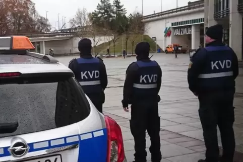 Kontrolle des Vollzugsdiensts auf dem Berliner Platz.