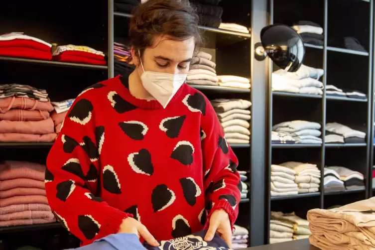 Joelle Kaminke beim Sortieren von neuen Kleidungsst&uuml;cken in der Boutique Fran&sigmaf;oise. 