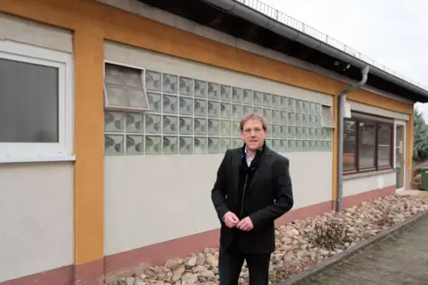 Steffen Blaga vor dem Sanitärbereich der Jahnhallen