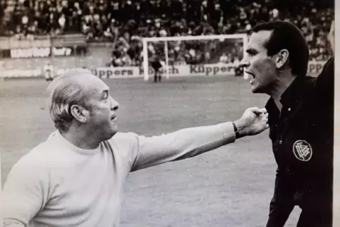  Tschik Cajkovski war 1973 mit einer Entscheidung im Spiel seiner Kölner gegen Offenbach nicht einverstanden und diskutierte mit