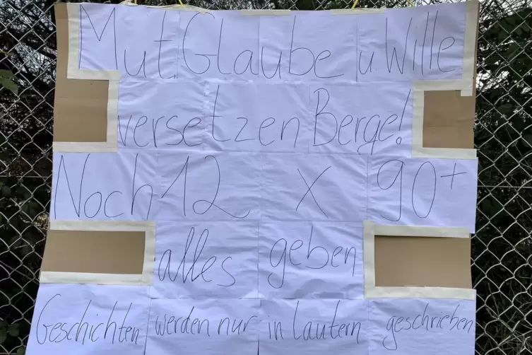 Aufforderung der FCK-Fans an das Team im Abstiegskampf: ein Plakat am Trainingsplatz vier auf dem &bdquo;Betze&ldquo;.
